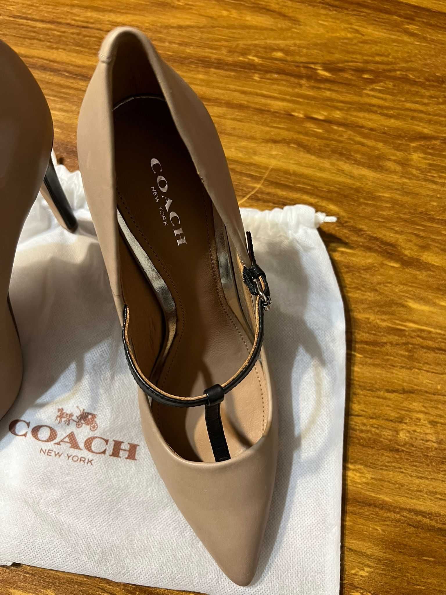 Pantofi Coach New York – Nude, cu toc subțire și bareta T