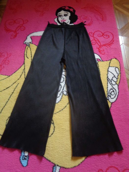 Vand paltalon creponat de dama.