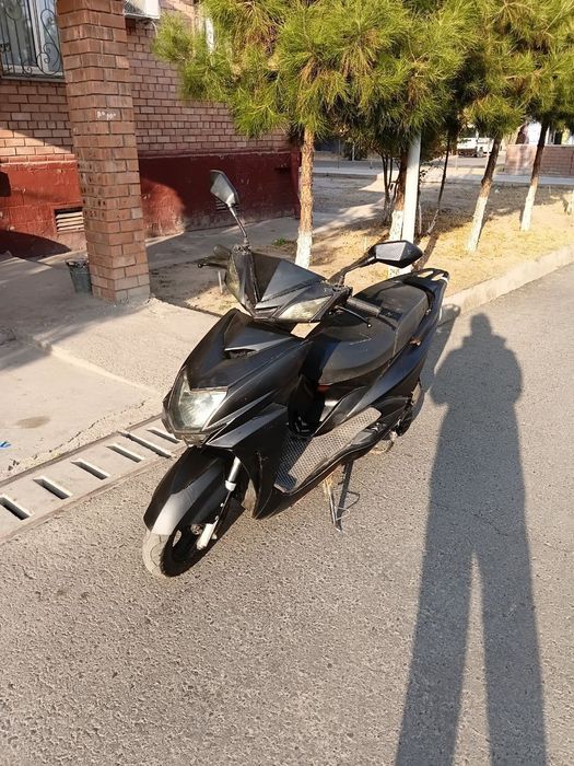 Skuter sotiladi mustang