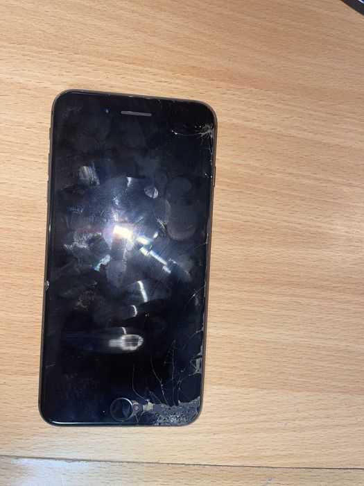 IPHONE:8 plus -functional,ecran spart,fara buton silent
