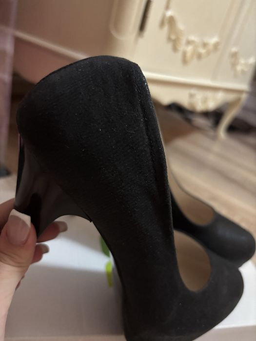 Брокатени черни токчета