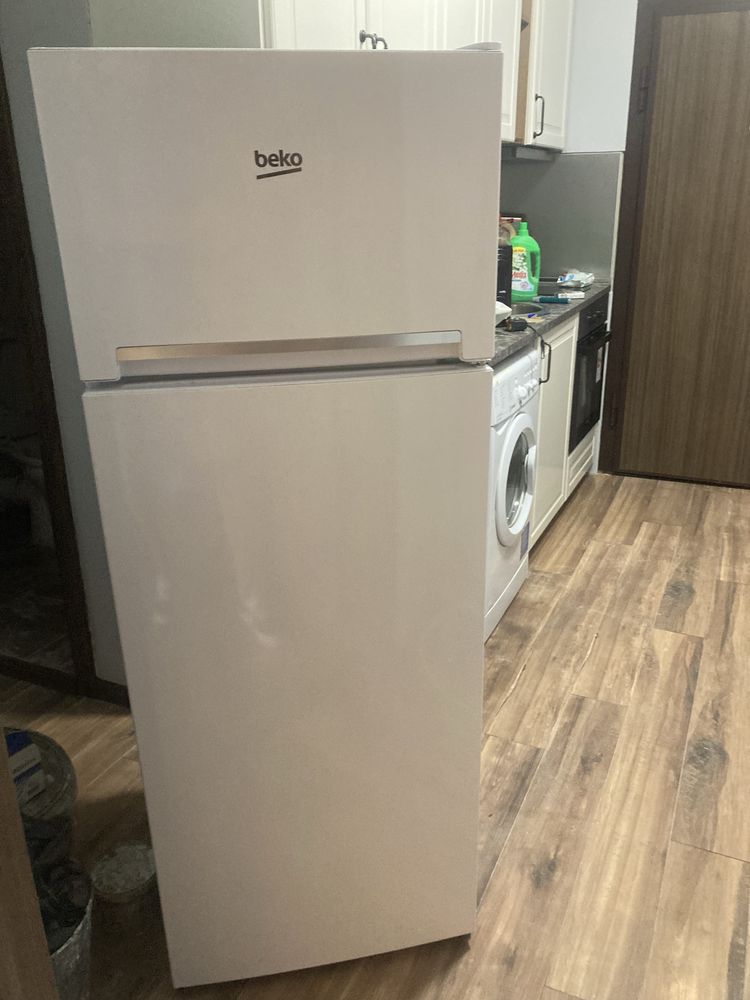 Хладилник BEKO, с камера