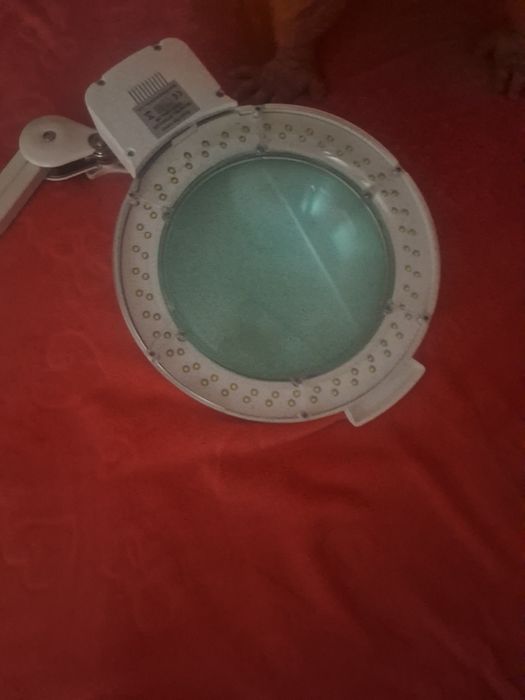 Lampa cosmetica cu lupă