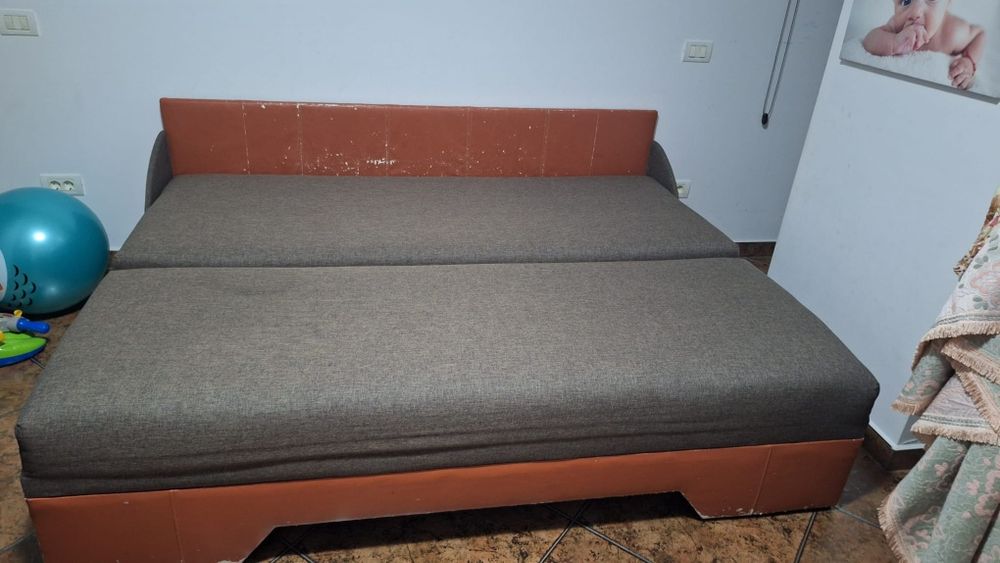 Vând canapea extensibilă cu ladă de depozitat.Pret 300 Lei negociabil