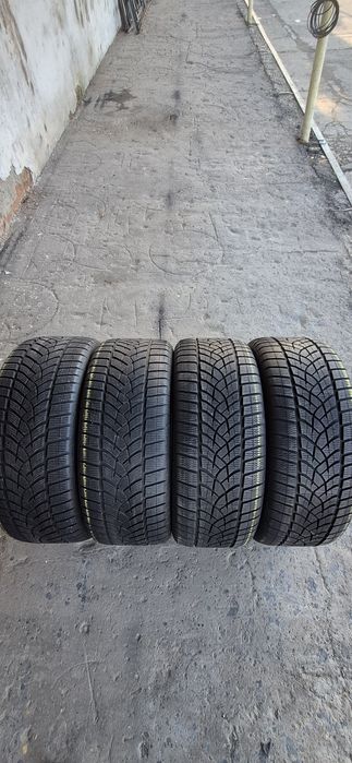 4 anvelope iarna Goodyear 275/45/21.Pretul este pe bucata