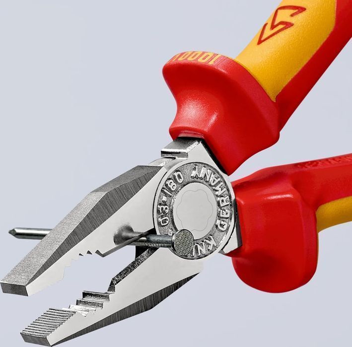 Patent izolat KNIPEX profesional KNI0306180T, 180 mm