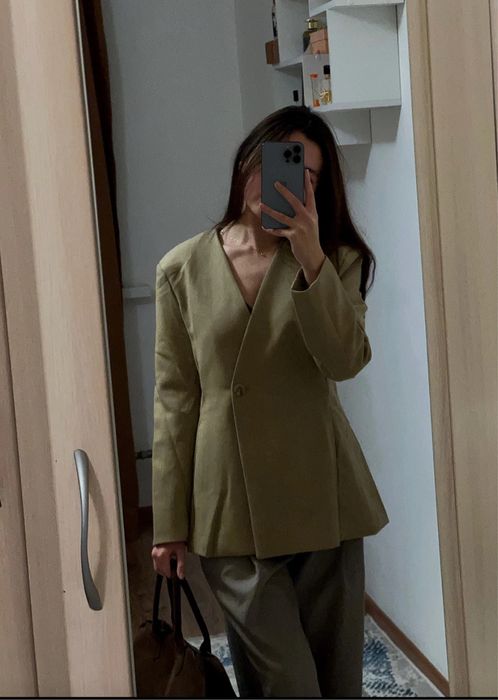 Пиджак приталенный с необычным разрезом