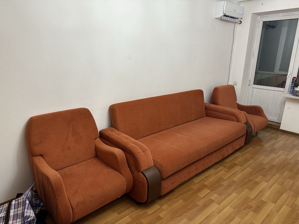 Продам диван с двумя креслами