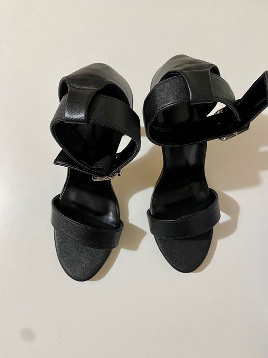 Sandale noi foarte dragute