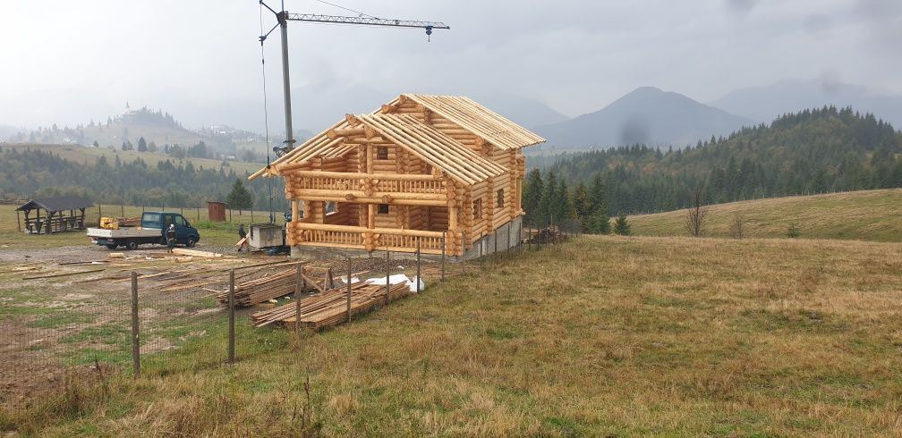 Casa cabana din lemn rotund și foișoare