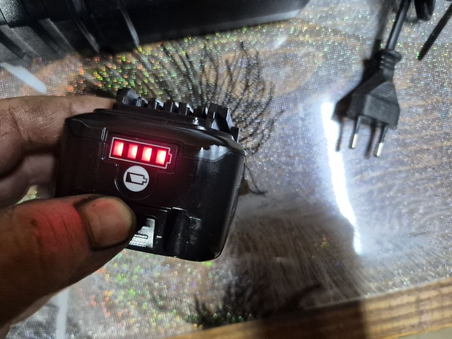 Acumulator baterie MAKITA 18v 4  5 ah si Incarcator MAKITA DC 18