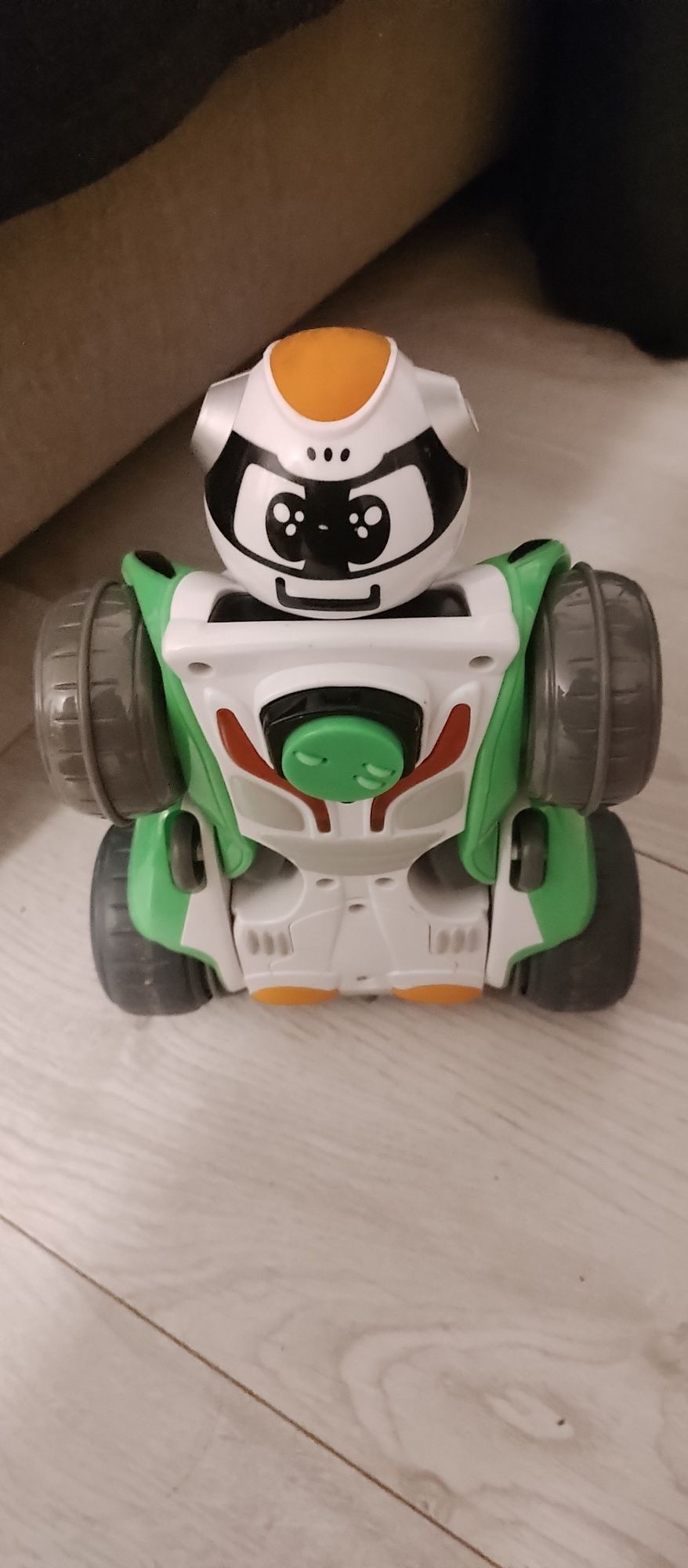 Masinuta robot de la chico