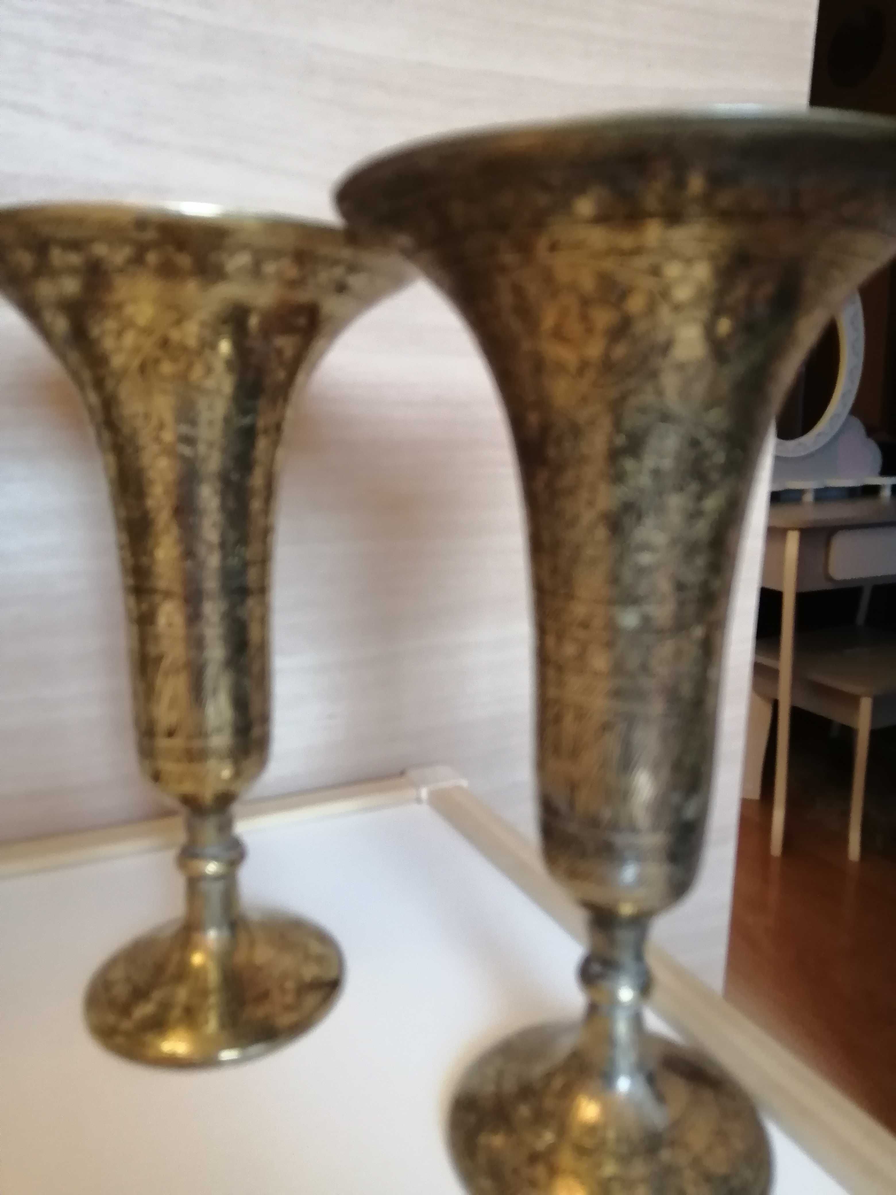 Vaze de bronz gravate