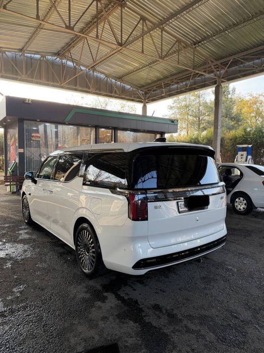 Zeekr 009 sotiladi naxt va nasiya savdoga