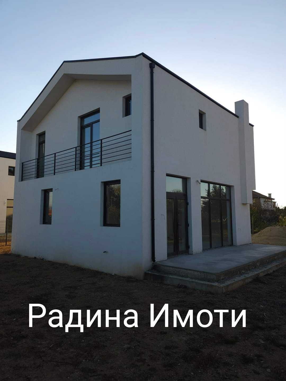 Къща в село Добровница