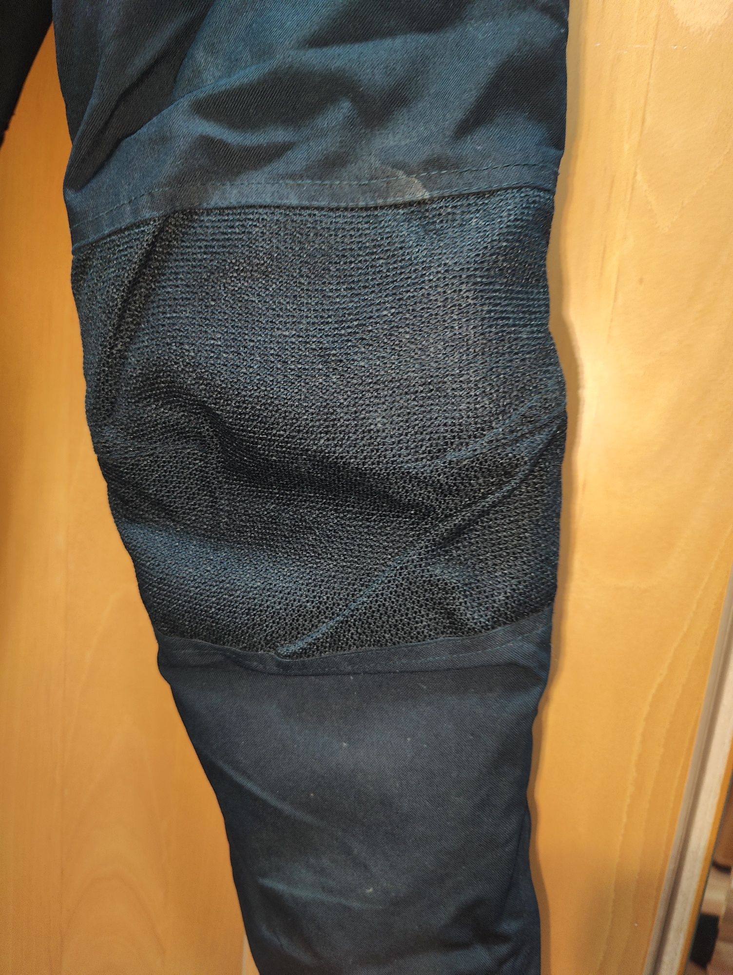 Pantaloni motor cu protecții la coapse și genunchi