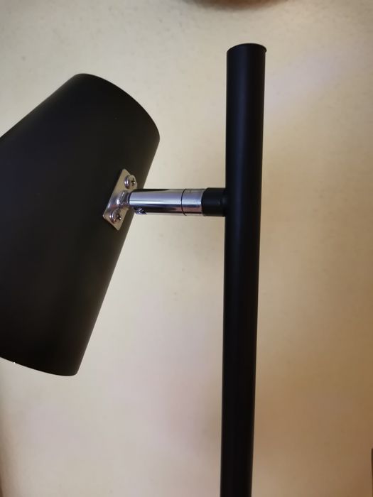 Lampă de pardosea cu 3 brațe.