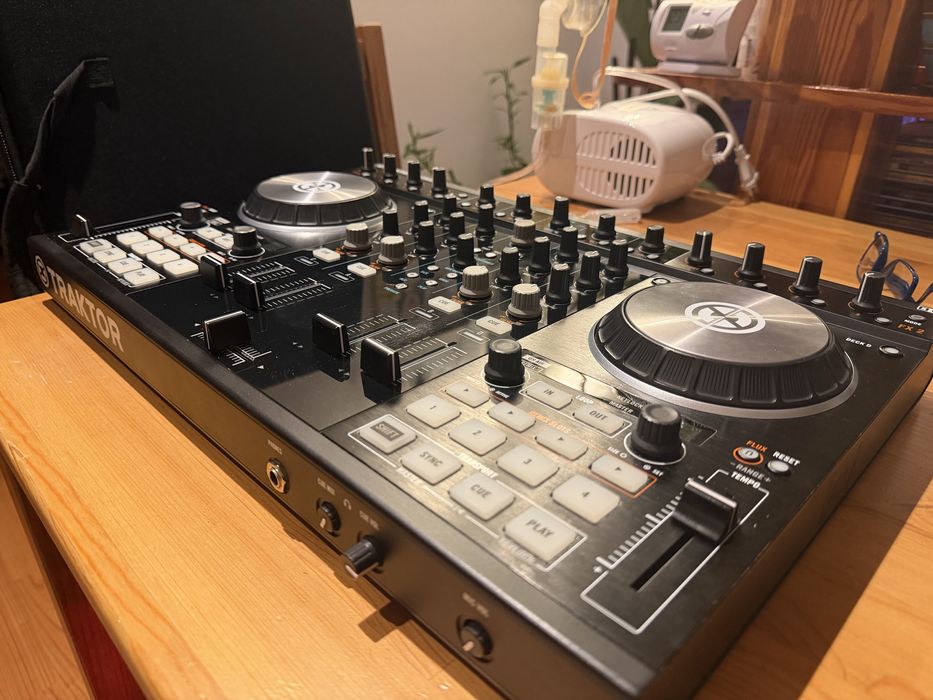 Traktor S4 MK2 + Case + Licenta Traktor 4 pro