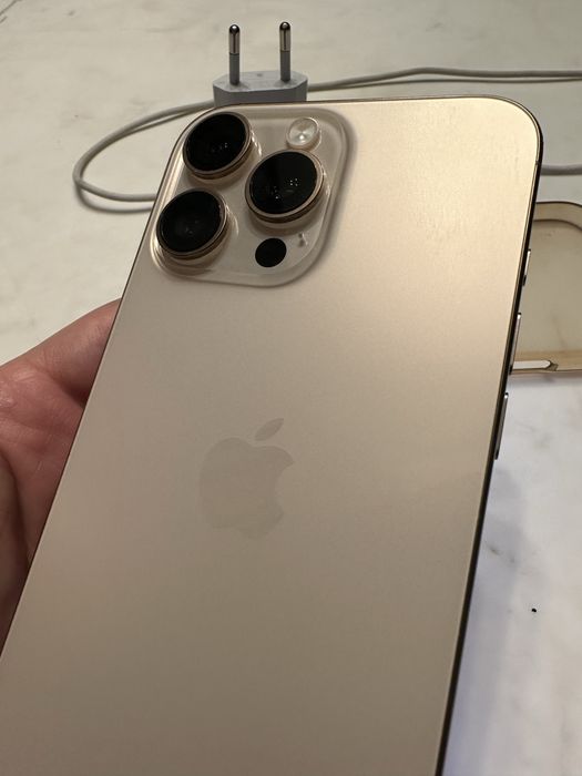 Iphone 16 pro max.  256 GB