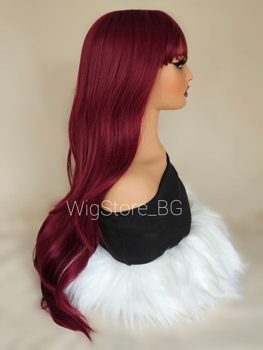 Тъмно червена бордо перука с бретон на леки вълни