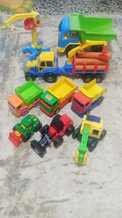 Машинки в песочницу , почти новые