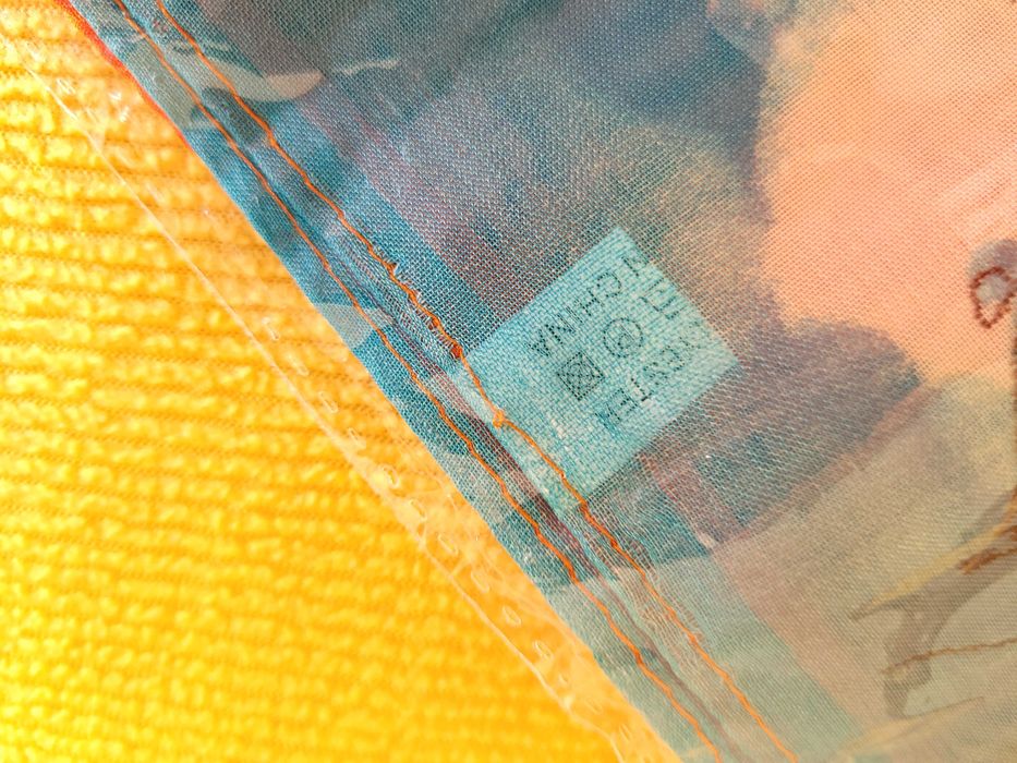 Esarfa cu model floral, nouă, cu etichetă.