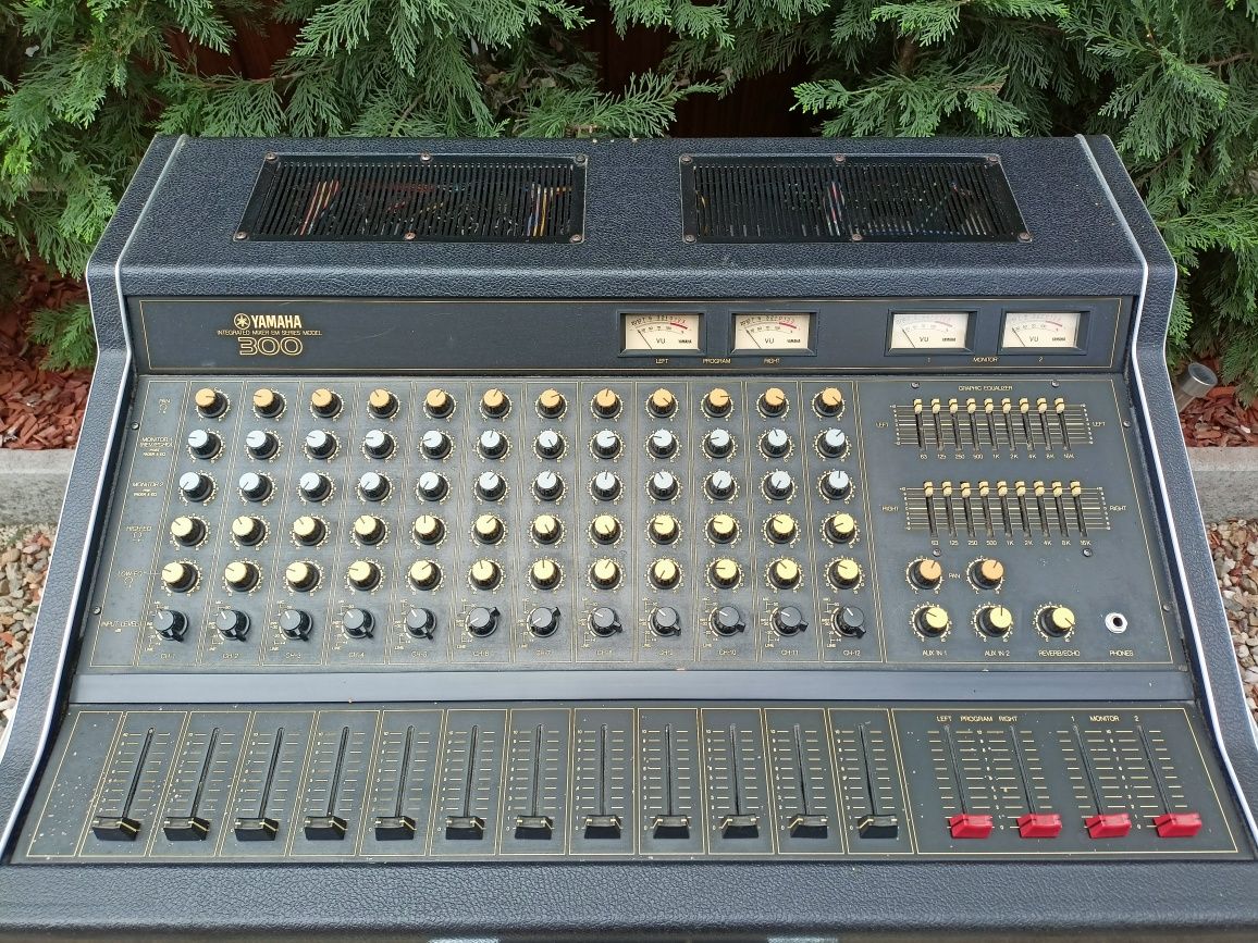 Yamaha EM-300, mixer analogic, 12 canale, amplificator