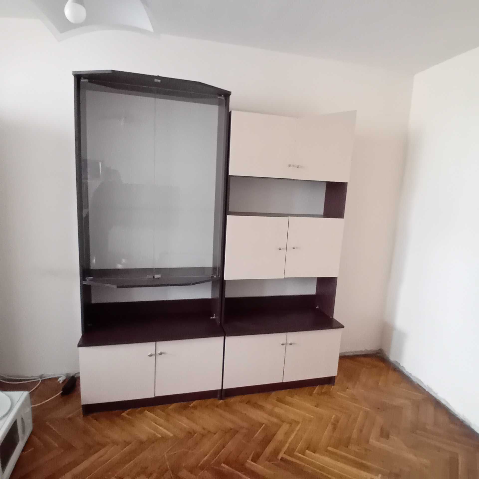 Продавам секционен шкаф "Оскар", стъклена витрина