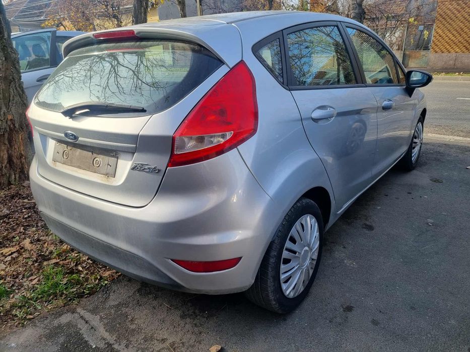 Vând Ford fiesta 2011