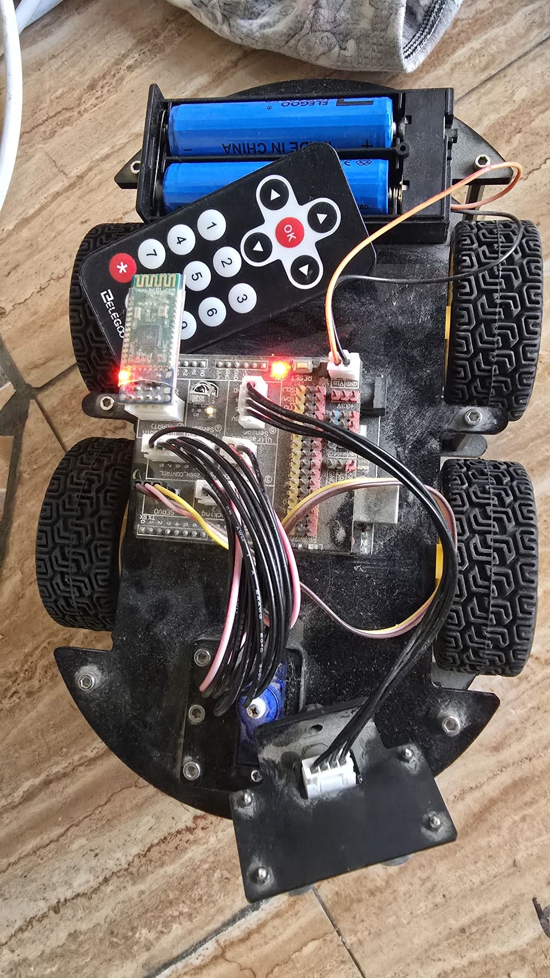 машинка робот. arduino .