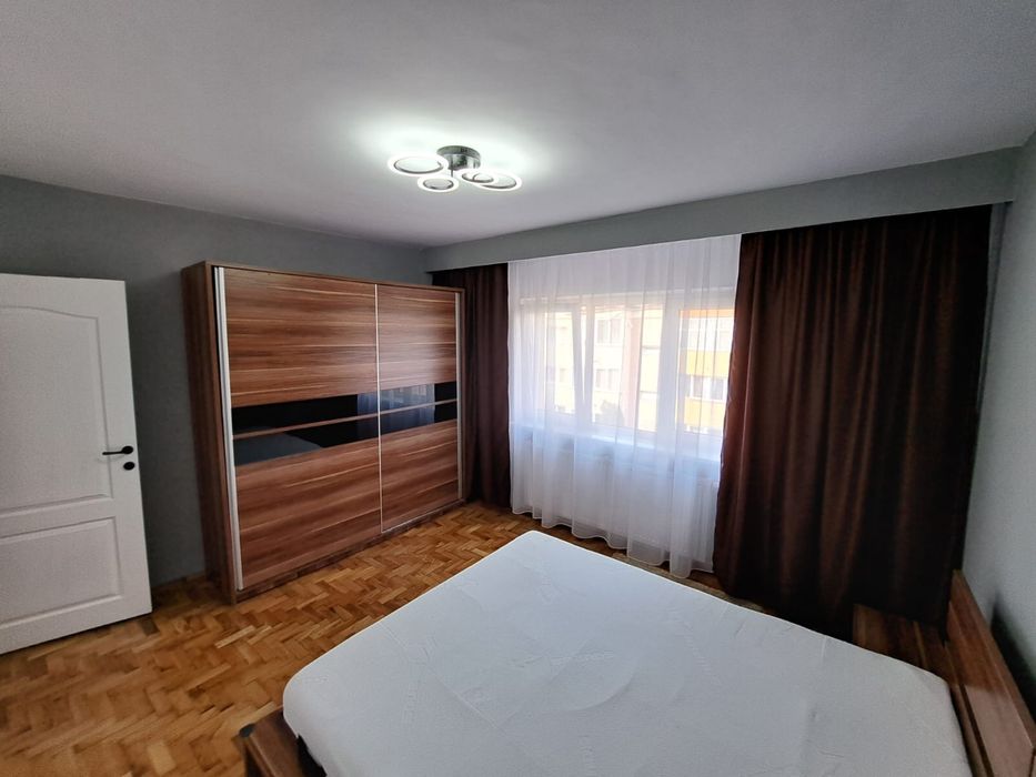 Inchiriez apartament cu 3 camere, zona centrala