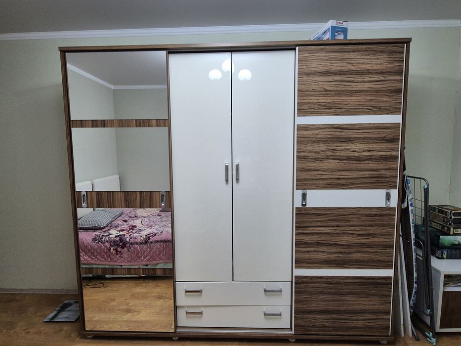 Большой шкаф для одежды