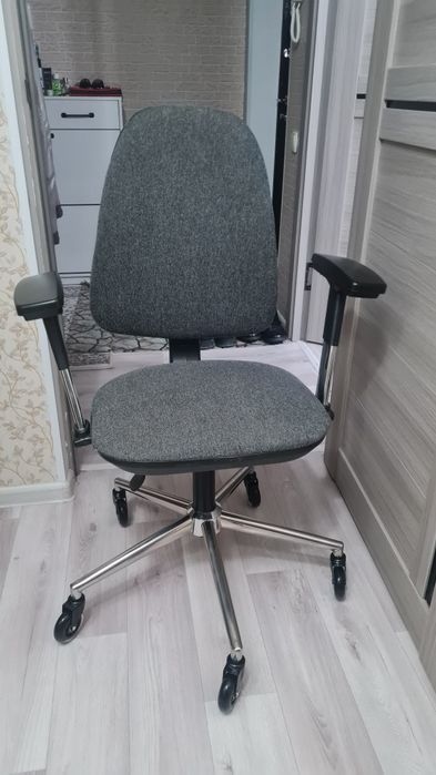 Офисное кресло  серого цвета