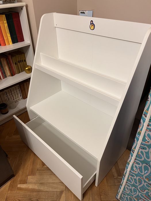 Детска библиотека от Ikea + подарък втора библиотека