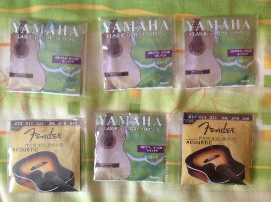 Corzi ukulele Aquila-35 lei. Corzi chitară clasică D'Addario-50 lei.