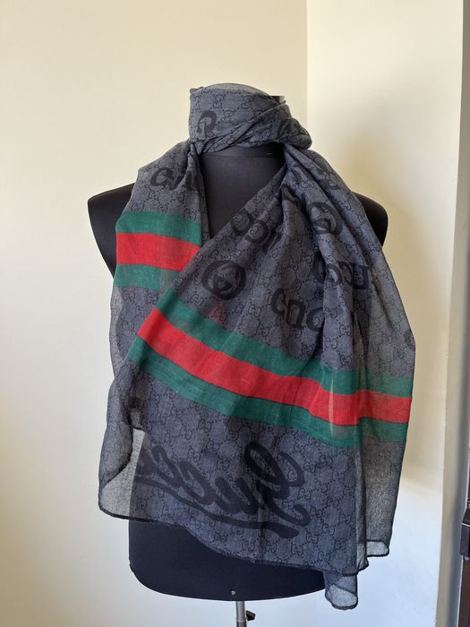 Eșarfa Gucci , 100% mătase , impecabila