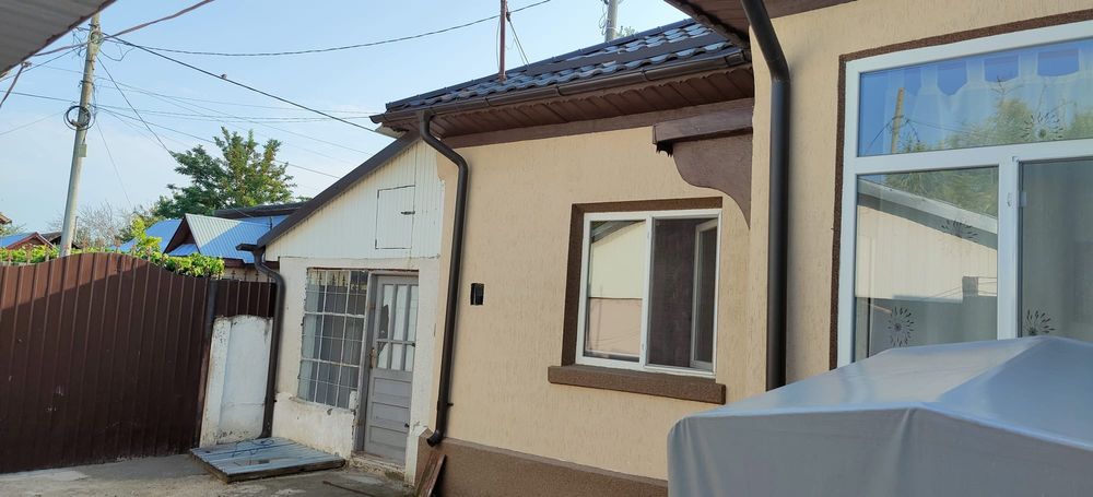 Vând casă cu curte