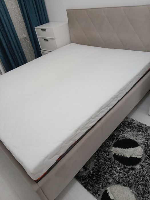 Двуспальная кровать с матрасом.