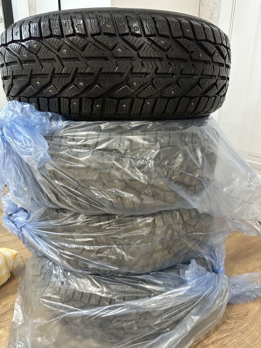 Продам комплект зимних шин 185/65/15