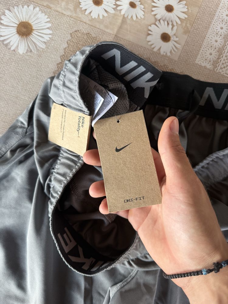 къси панталони Nike