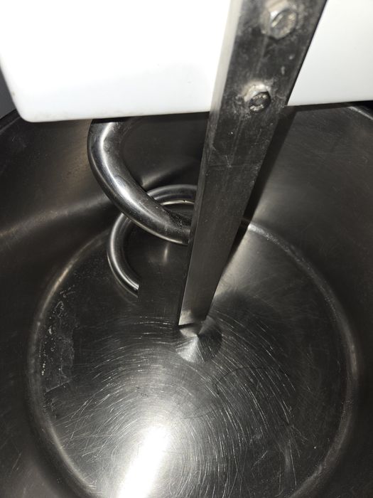 Продается Итальянская тестомесильная машина, в отличном состоянии для