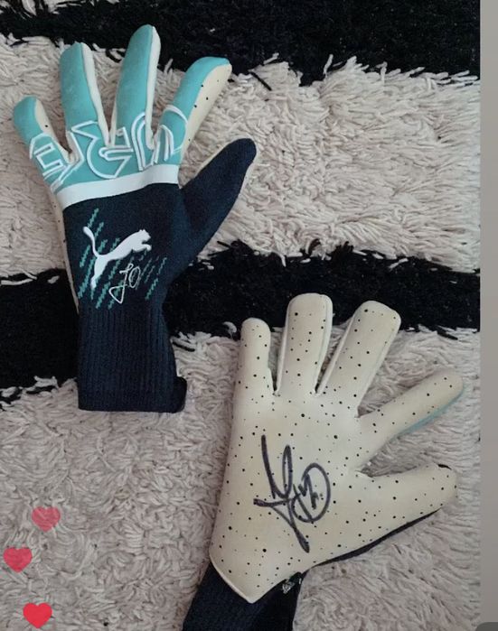 Vând manusi Jan Oblak  semnate de el!!