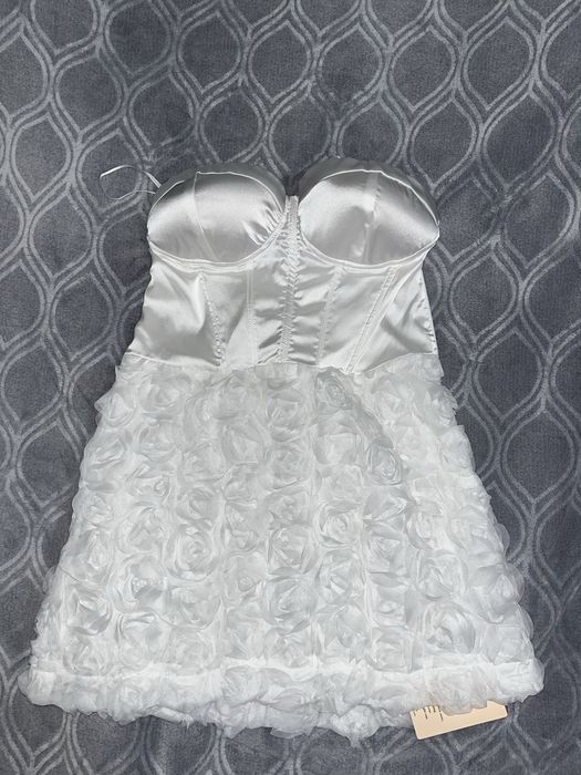 Къса бяла рокля.