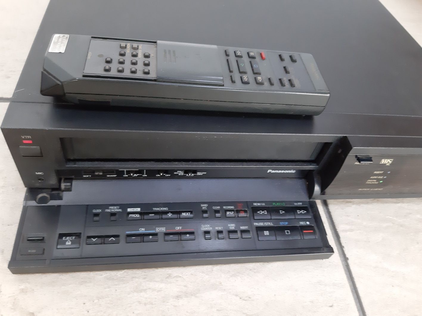 Videorecorder Panasonic NV-J35 HQ perfect funcțional, cu telecomandă.