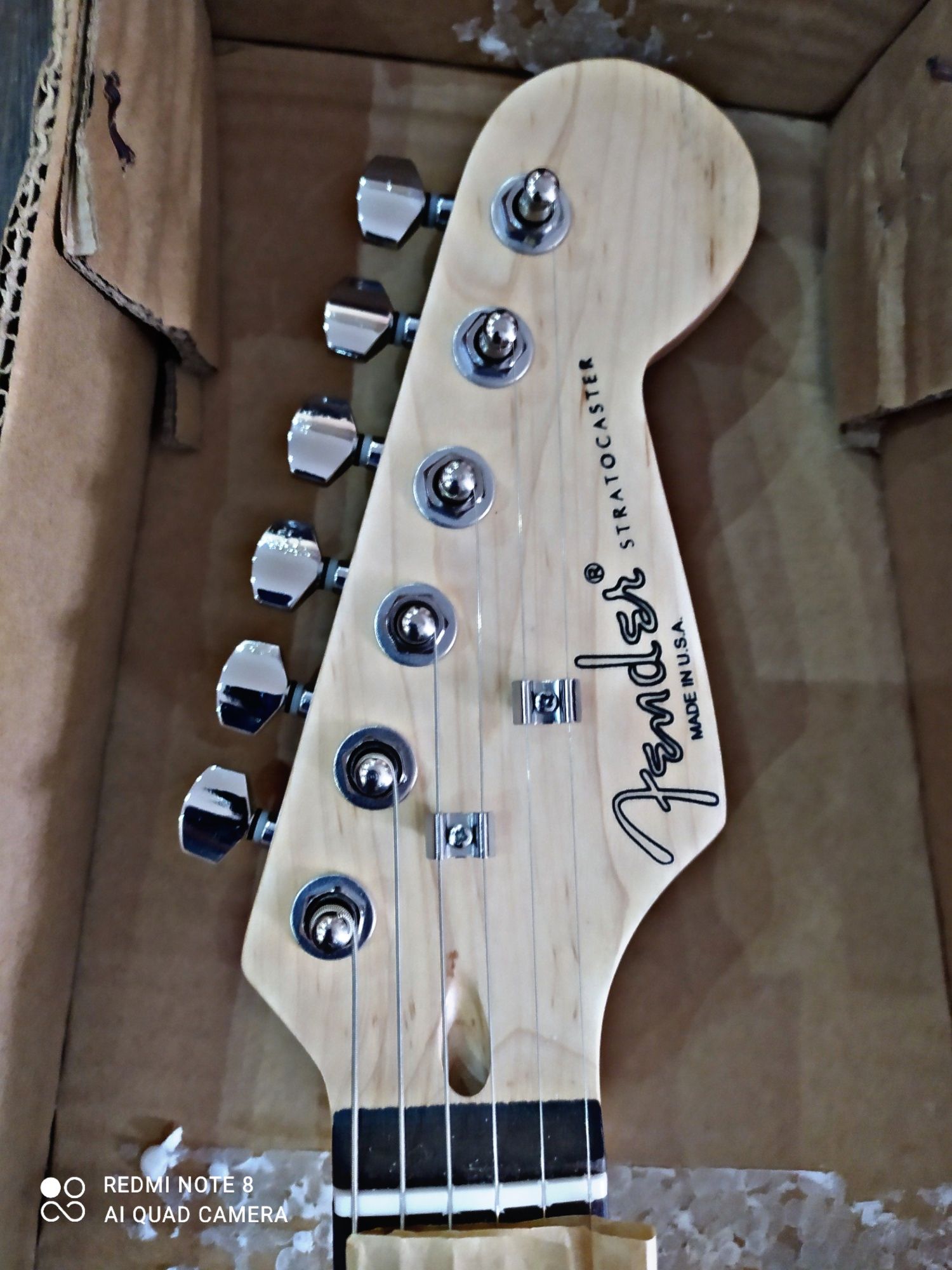 Fender Gitara  Srochna Sotiladi