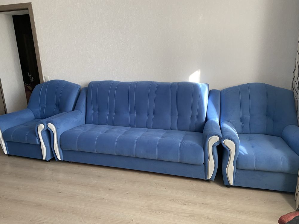 Продам диван и два кресла