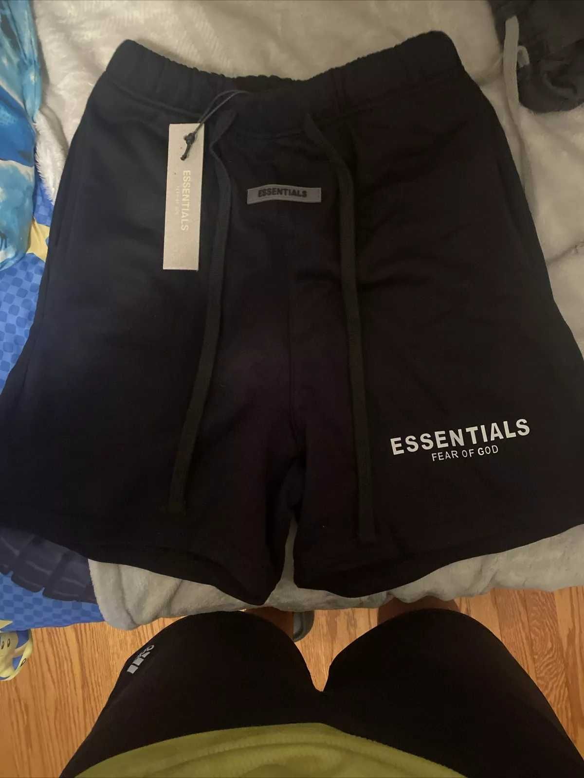 Pantaloni essentials scurti