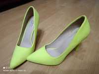 Обувки велур цвят лимон