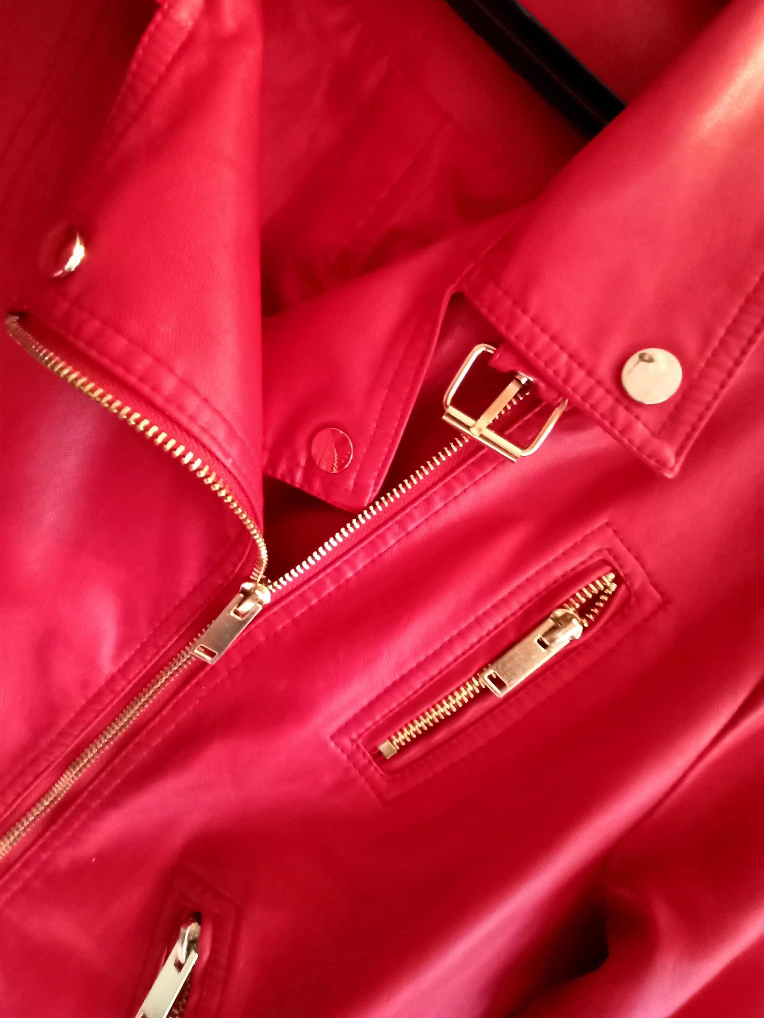 Эффектная ярко-красная куртка "косуха"