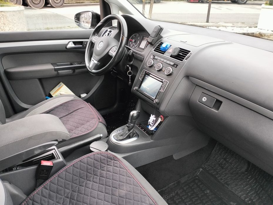 VW Touran 5 locuri 2 litri diesel automat 5 locuri..